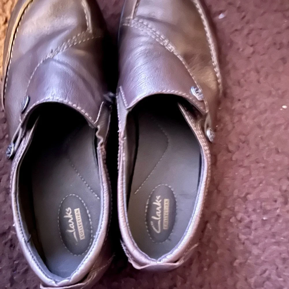 Clarks loafers.  Like New. Worn 1-2 times.  EUC. Copper/bronze color. Size 12W - Picture 2 of 6